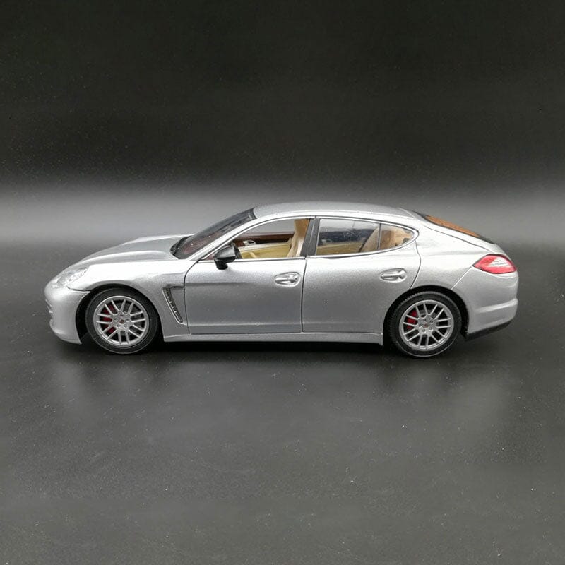 Porsche Panamera - Super-Miniatura Colecionável em Escala 1:18 Porsche Panamera - Super-Miniatura Colecionável em Escala 1:18 Guzer Racing 