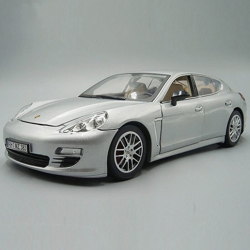 Porsche Panamera - Super-Miniatura Colecionável em Escala 1:18 Porsche Panamera - Super-Miniatura Colecionável em Escala 1:18 Guzer Racing Prata 